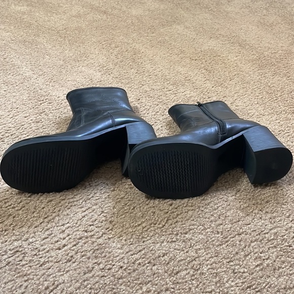 Urban Outfitters. Heeled black boot. Size 8, black. - Picture 2 of 2